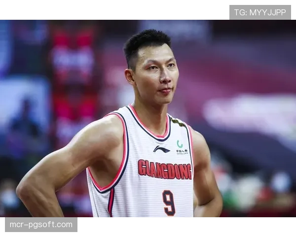 易建联现身广东队训练场，以特别助教身份指导年轻内线